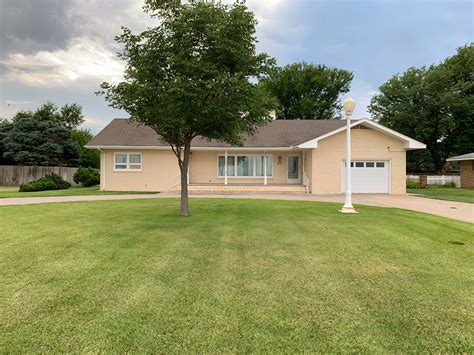 Homes for sale hugoton ks - Sold: 3 beds, 2 baths, 2178 sq. ft. mobile/manufactured home located at 301 E 6th St, Hugoton, KS 67951 sold on Jan 10, 2024. MLS# 13139. This large ranch home has plenty of room for family and ent... 